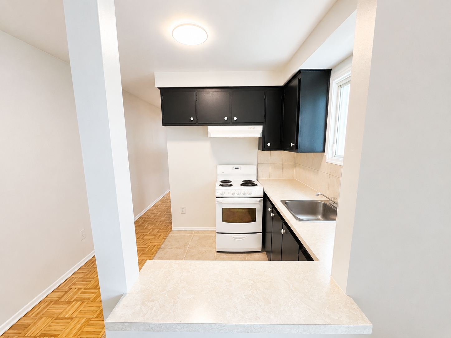 8152A Mongeau Kitchen 8152A Mongeau, Lasalle (Bachelor)