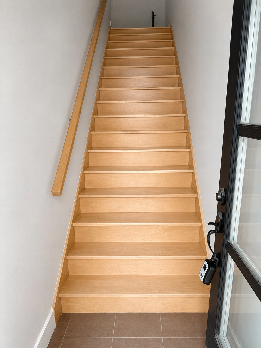 Stairway – 493 90e ave 493 90e Ave, H8R 2Z8