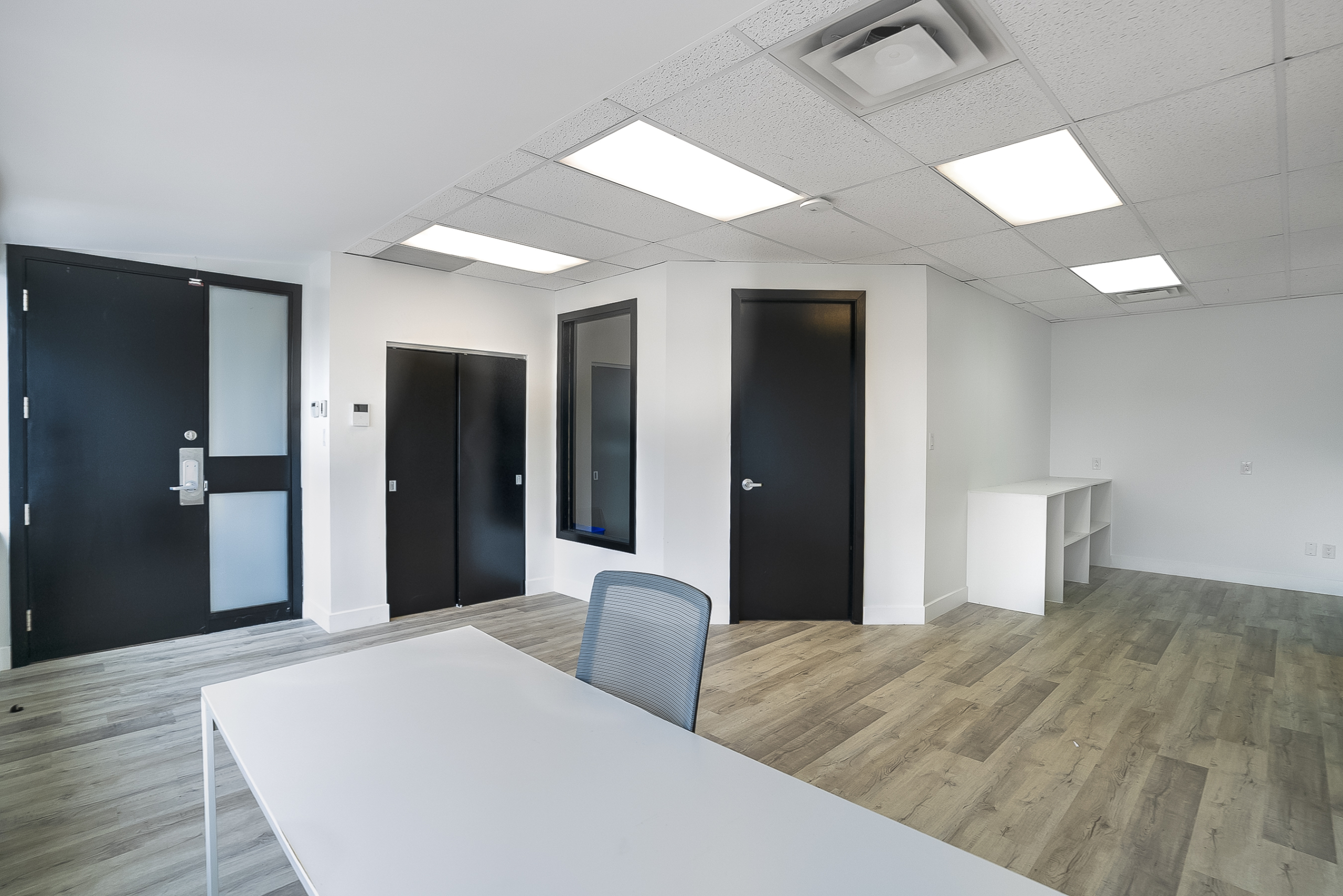 Bright Commercial Office Space for Rent – LaSalle