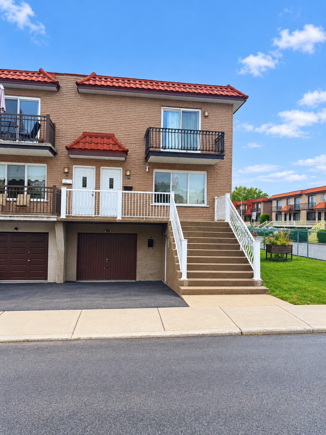 Levis sauve – 8175 front ouside 8173 rue Levis-Sauve, Lasalle – Upper duplex
