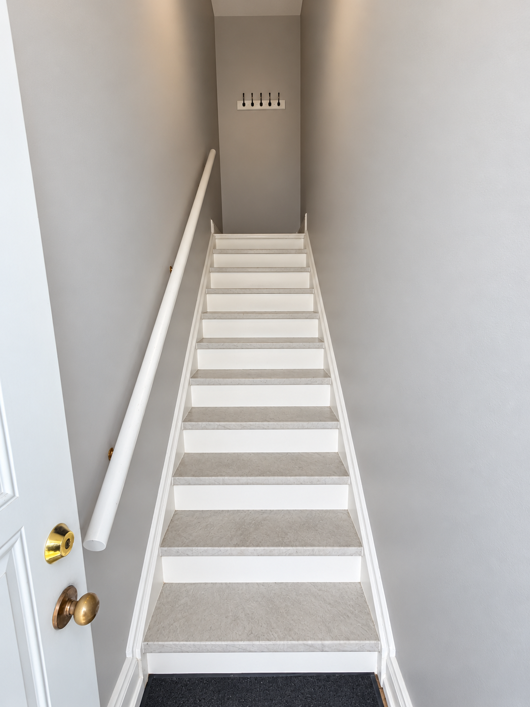 Levis sauve – 8175 stairs 8173 rue Levis-Sauve, Lasalle – Upper duplex