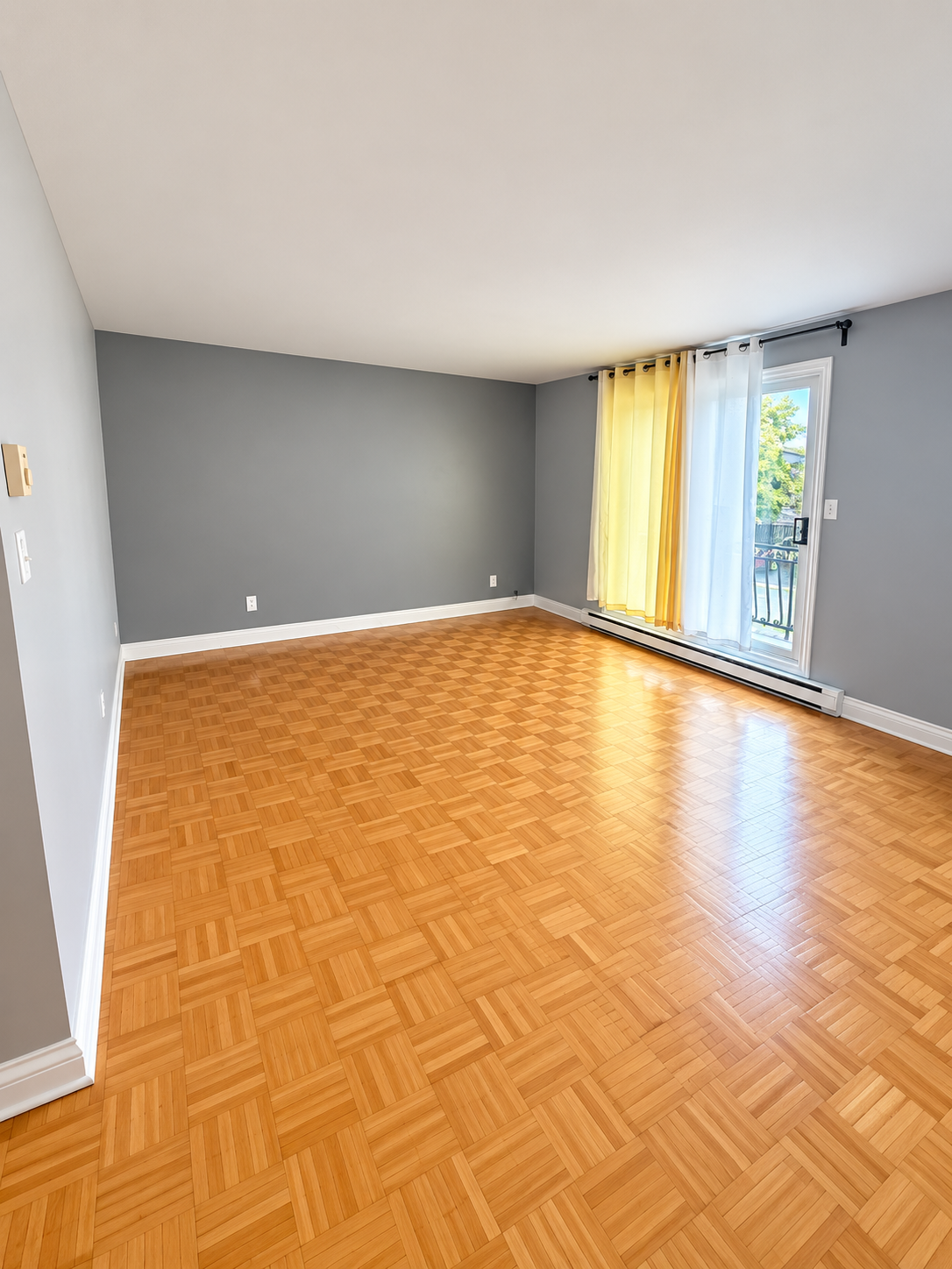 Levis sauve – 8175 living room 8173 rue Levis-Sauve, Lasalle – Upper duplex